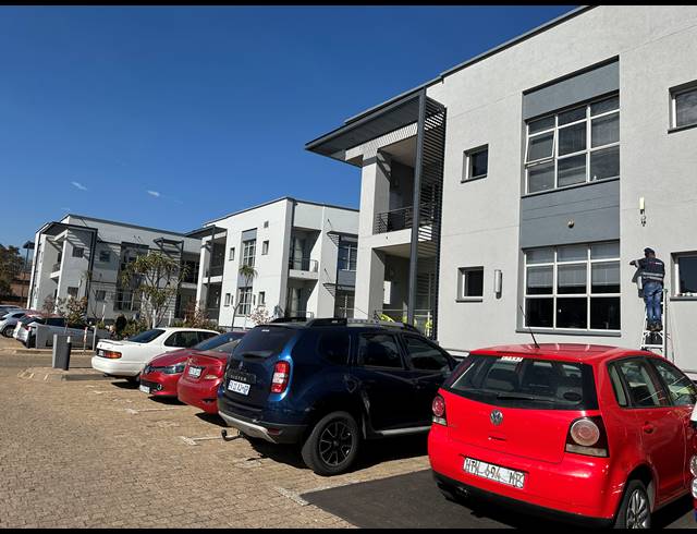 120M² CO-WORKING SPACE TO LET IN DIE HOEWES